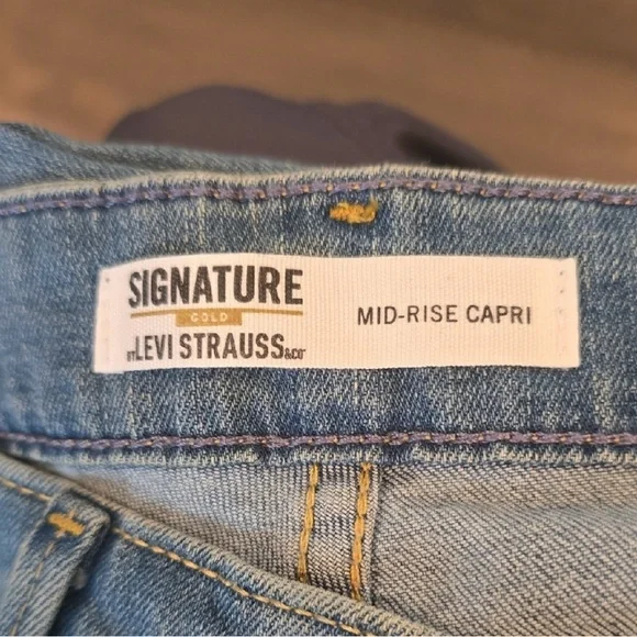 Signature by Levi Strauss Women's Modern Capri jeans in a light wash size 8 - Picture 3 of 3